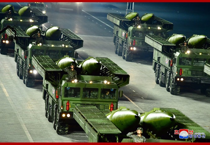 Phô diễn nhiều vũ khí quân sự mới của Triều Tiên khiến Mỹ ngán ngại
