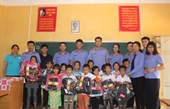 Ấm lòng món quà ý nghĩa của VKSND cấp cao tại Hà Nội với thầy trò vùng cao