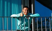 Ngồi cách ly trên ban công, C Ronaldo vẫn nở nụ cười tươi rói