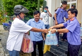 VKSND tỉnh Thừa Thiên Huế tặng quà bà con vùng lũ