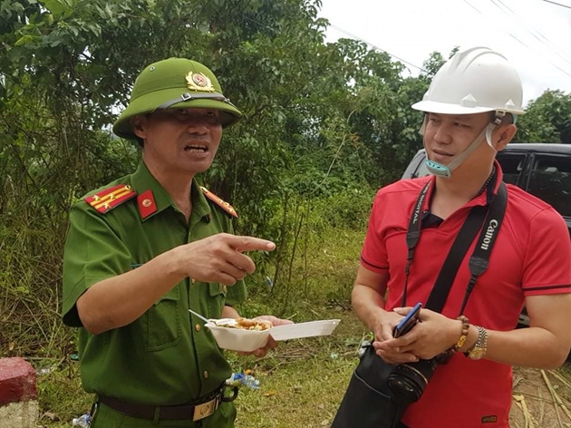Phóng viên Báo BVPL đưa tin trực tiếp tại hiện trường vụ sạt lở vùi lấp 22 CBCS quân đội