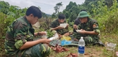 Bữa cơm vội vàng của các chiến sĩ đi tìm đồng đội bị vùi lấp ở Quảng Trị