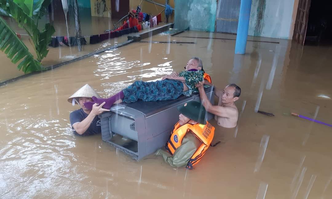 Những số phận mong manh trên đỉnh lũ