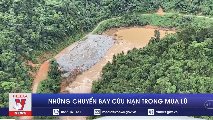 Những chuyến bay cứu nạn trong mưa lũ