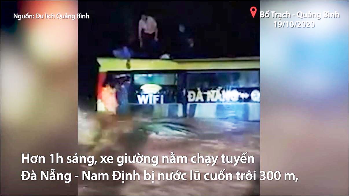 Bốn tiếng cứu người trên xe khách bị lũ cuốn giữa đêm