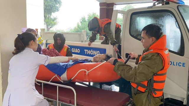 Công an vượt đỉnh lũ đưa bệnh nhân đi cấp cứu kịp thời