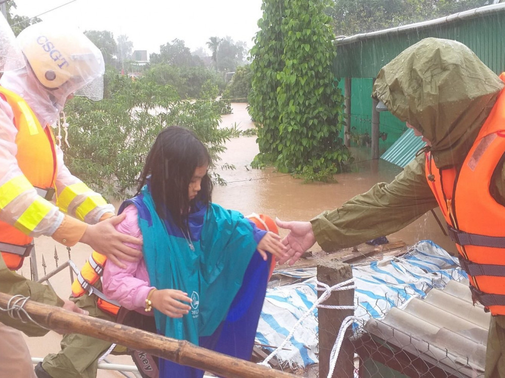 Công an Hà Tĩnh di dời khẩn cấp hàng ngàn hộ dân vùng lũ Cẩm Xuyên