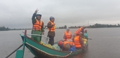 Những chuyến thuyền chở nặng tình dân vào rốn lũ Quảng Bình