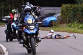 Tông vào moto bảo vệ, nhà vô địch đua xe đạp tai nạn kinh hoàng