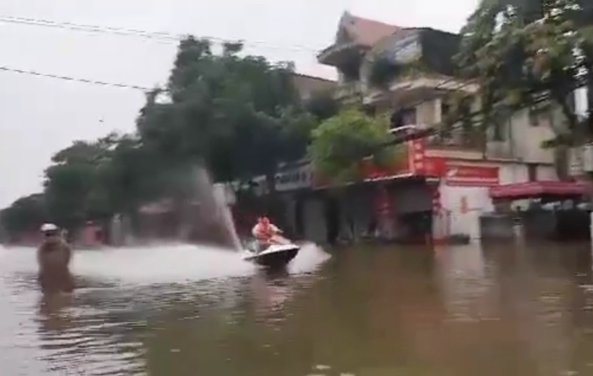 Phẫn nộ mô tô nước phóng như bay giữa biển lũ TP Hà Tĩnh