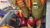 Trên đường đi cứu trợ, Công an Quảng Bình cứu sống 4 người dân bị lật thuyền