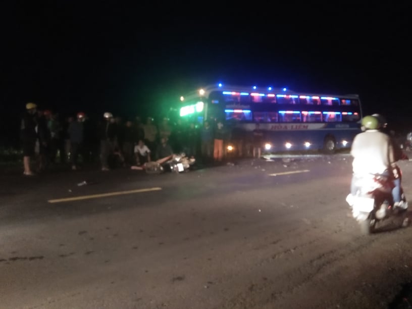 Va chạm kinh hoàng với xe khách, 2 thanh niên thiệt mạng