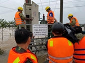 Nỗ lực cấp điện trở lại cho nhân dân Hà Tĩnh sau mưa lũ