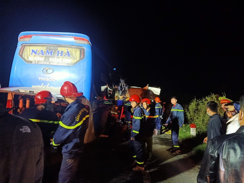 Xe khách va chạm với xe tải khiến 15 người thương vong