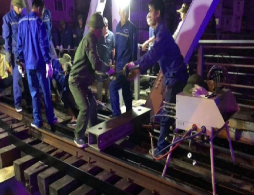 Tàu thủy đâm cầu đường sắt làm biến dạng