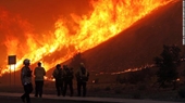 Cháy rừng kinh hoàng ở Nam California, Mỹ, gần 70 000 người phải sơ tán khẩn cấp