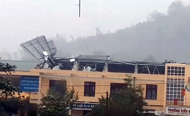 Dùng xe bọc thép đưa người đi cấp cứu trong bão số 9