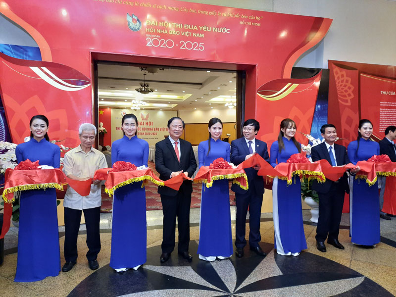 Biểu dương sự đóng góp của các tổ chức, cá nhân đối với nền báo chí cách mạng