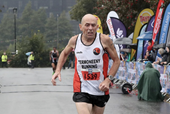 Vận động viên 60 tuổi phá kỷ lục ở đường chạy marathon