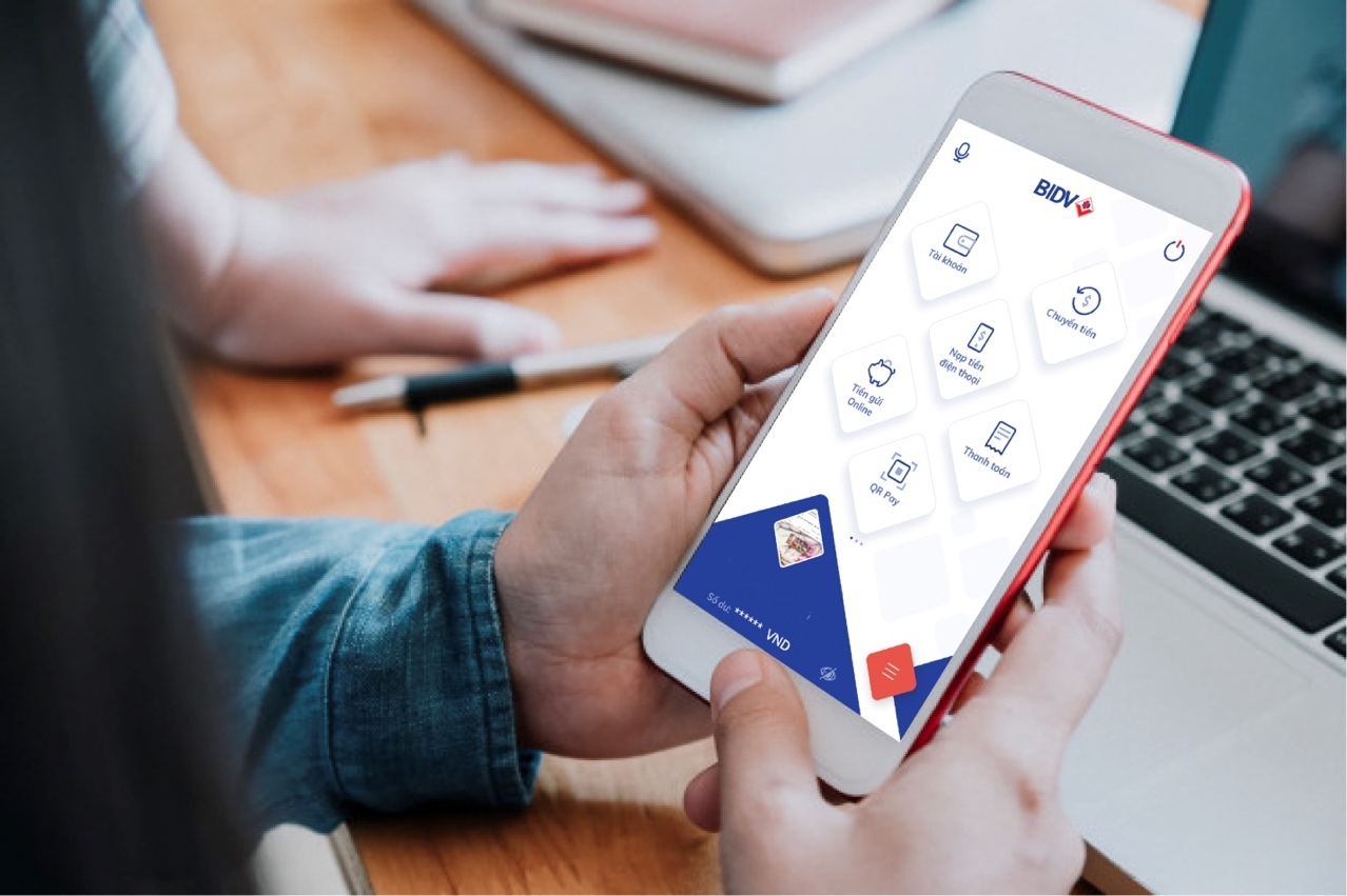 Khách hàng BIDV trúng xe máy điện Vinfast trong chương trình “Đăng ký cực dễ - Nhận quà thích mê”