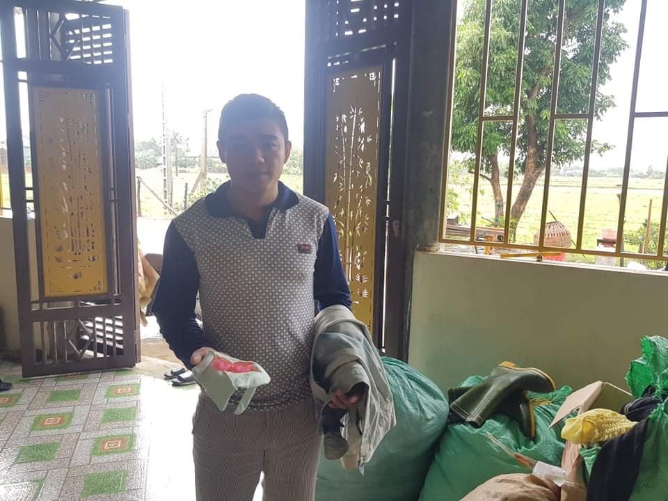 Nhặt được vàng trong gói hàng cứu trợ, thanh niên tìm người trả lại