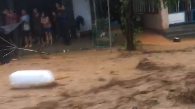 Khoảnh khắc kinh hoàng lũ tràn về, cuốn trôi tất cả