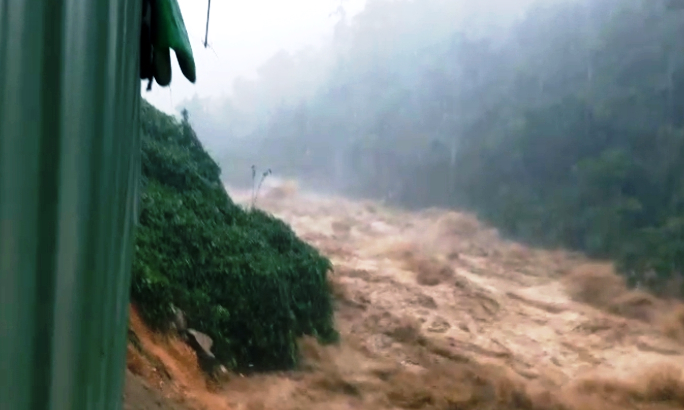 Lời kể của công nhân thoát chết ở thủy điện Đắk Mi 2 khi lũ cuồn cuộn đổ về