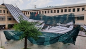 Một trường học ở TP Hồ Chí Minh bị giông lốc, tốc mái