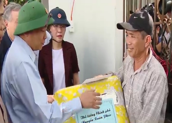 Thủ tướng thăm hỏi động viên người dân chịu thiệt hại do bão số 9