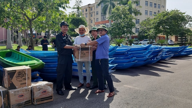 Báo Bảo vệ pháp luật kết nối thiện nguyện, trao gửi yêu thương đến người dân rốn lũ