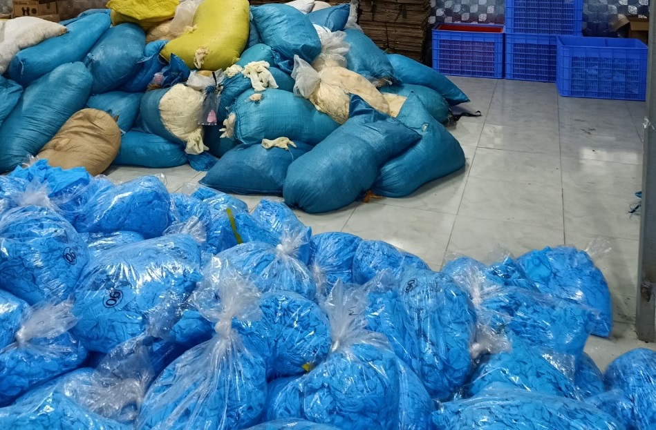 Thu giữ 9,5 tấn găng tay cao su bẩn tại Bắc Ninh