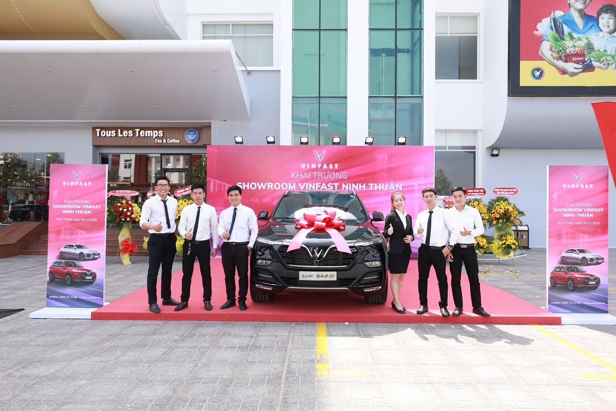 VinFast đồng loạt khai trương 21 showroom ôtô và xe máy điện