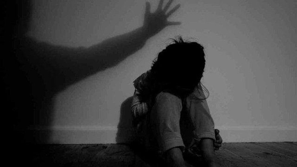 Thầy giáo “quan hệ” với học sinh 12 tuổi rồi quay clip nóng sẽ đối mặt với hình phạt nào