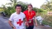 Các VĐV chúc mừng ông Đoàn Ngọc Hải về đích tại giải marathon Hậu Giang