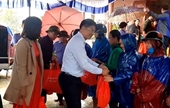 Đảng ủy khối các cơ quan Trung ương và Đảng ủy VKSND tối cao hỗ trợ, tặng quà người dân vùng lũ Quảng Trị