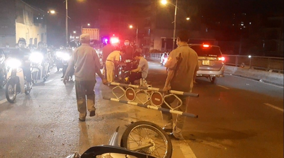 Nghi gây tai nạn rồi bỏ chạy, người đàn ông còn đạp ngã xe người truy đuổi