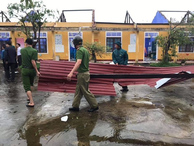 Hình ảnh nhói lòng ở miền Trung sau khi bị bão số 13 càn quét