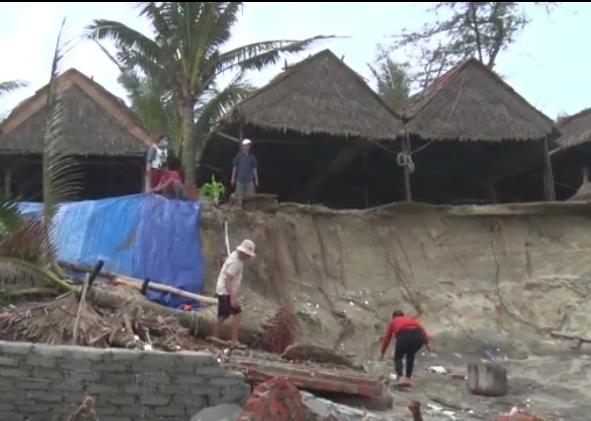 Bờ biển tại TP Hội An, Quảng Nam sạt lở tan hoang sau bão