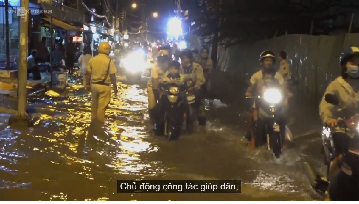 CSGT TPHCM đẩy xe giúp dân vượt triều cường