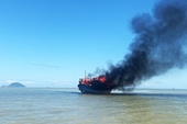 Tàu chở khách bốc cháy dữ dội trên biển Hội An, 18 người thoát chết
