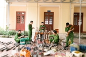 Thu hồi hàng trăm loại vũ khí, pháo, công cụ hỗ trợ ở huyện miền núi Hà Tĩnh