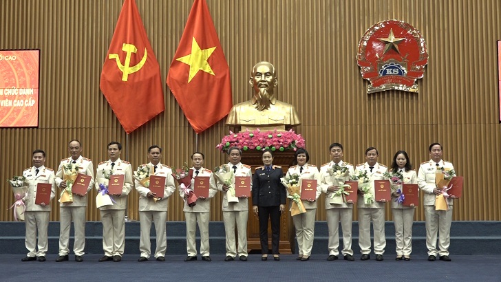 Trao quyết định bổ nhiệm chức danh Kiểm sát viên cao cấp và Điều tra viên cao cấp