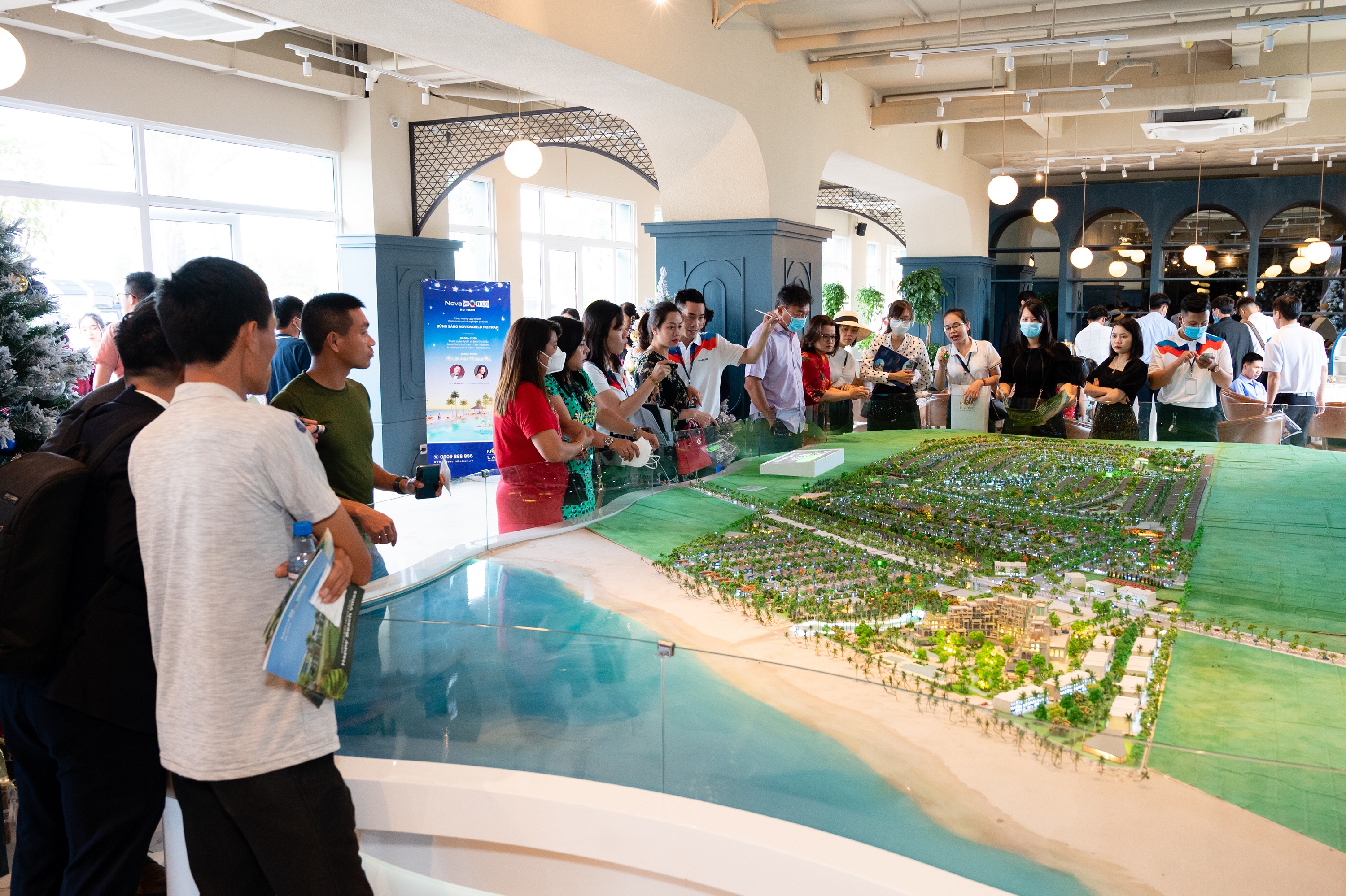 Hàng ngàn khách hàng có mặt tại sự kiện “Bừng sáng NovaWorld Ho Tram”