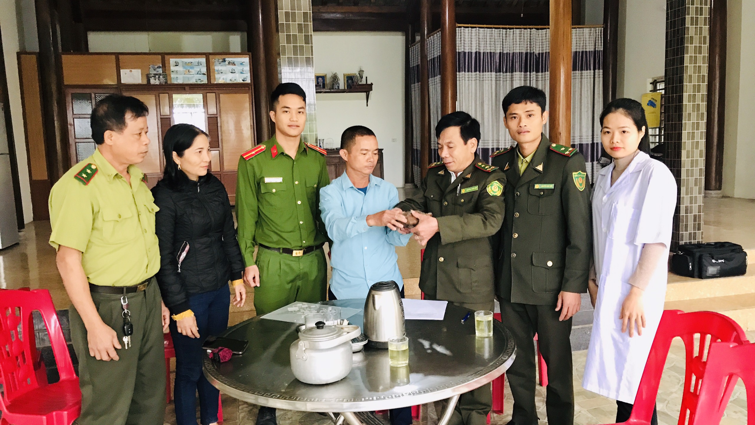 Bắt được rùa quý hiếm, người dân tự nguyện giao nộp