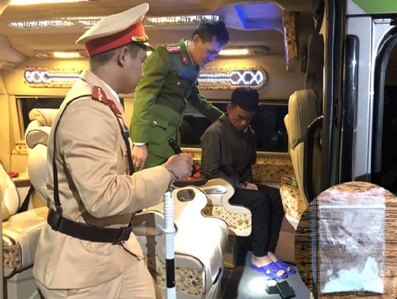 Tạm giữ hình sự tài xế xe Limousine tàng trữ ma túy