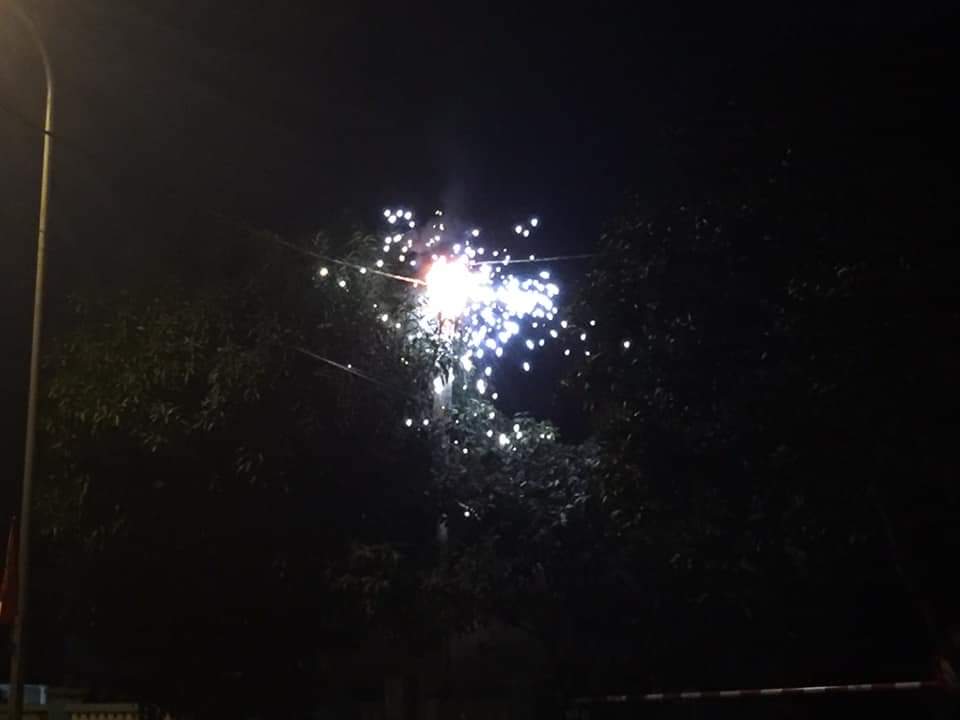 Người dân hết hồn nhìn cột điện cháy nổ như pháo hoa