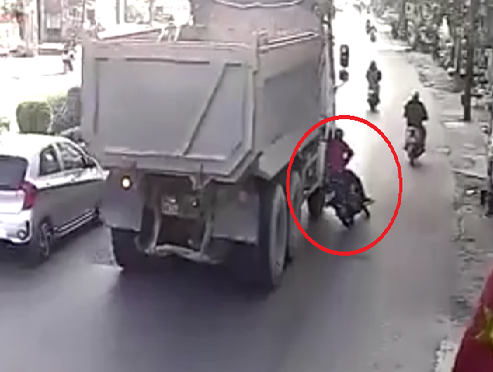 CLIP “hung thần” chèn tử vong người phụ nữ đi xe máy