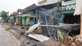 Nửa đêm “hung thần” container tông sập 7 ngôi nhà dân bên đường