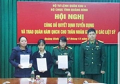 Vợ và con Thiếu tướng Nguyễn Văn Man được tuyển dụng, trao quân hàm