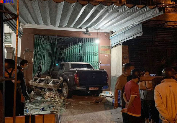 CLIP Ô tô “điên” đâm vào nhà dân lúc nửa đêm